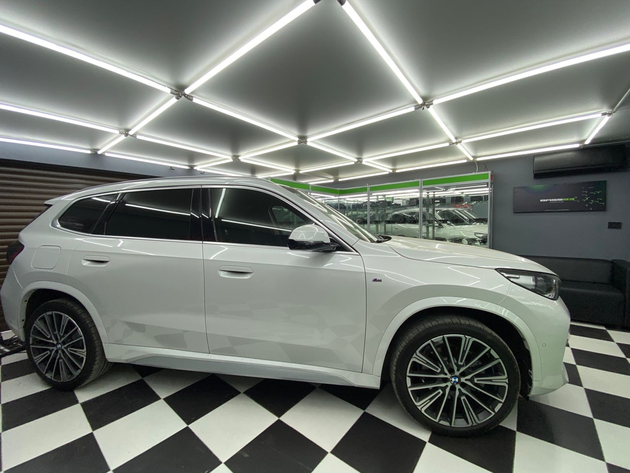 Установка сабвуферного звена в коробе стелс в автомобиль BMW X1 2025