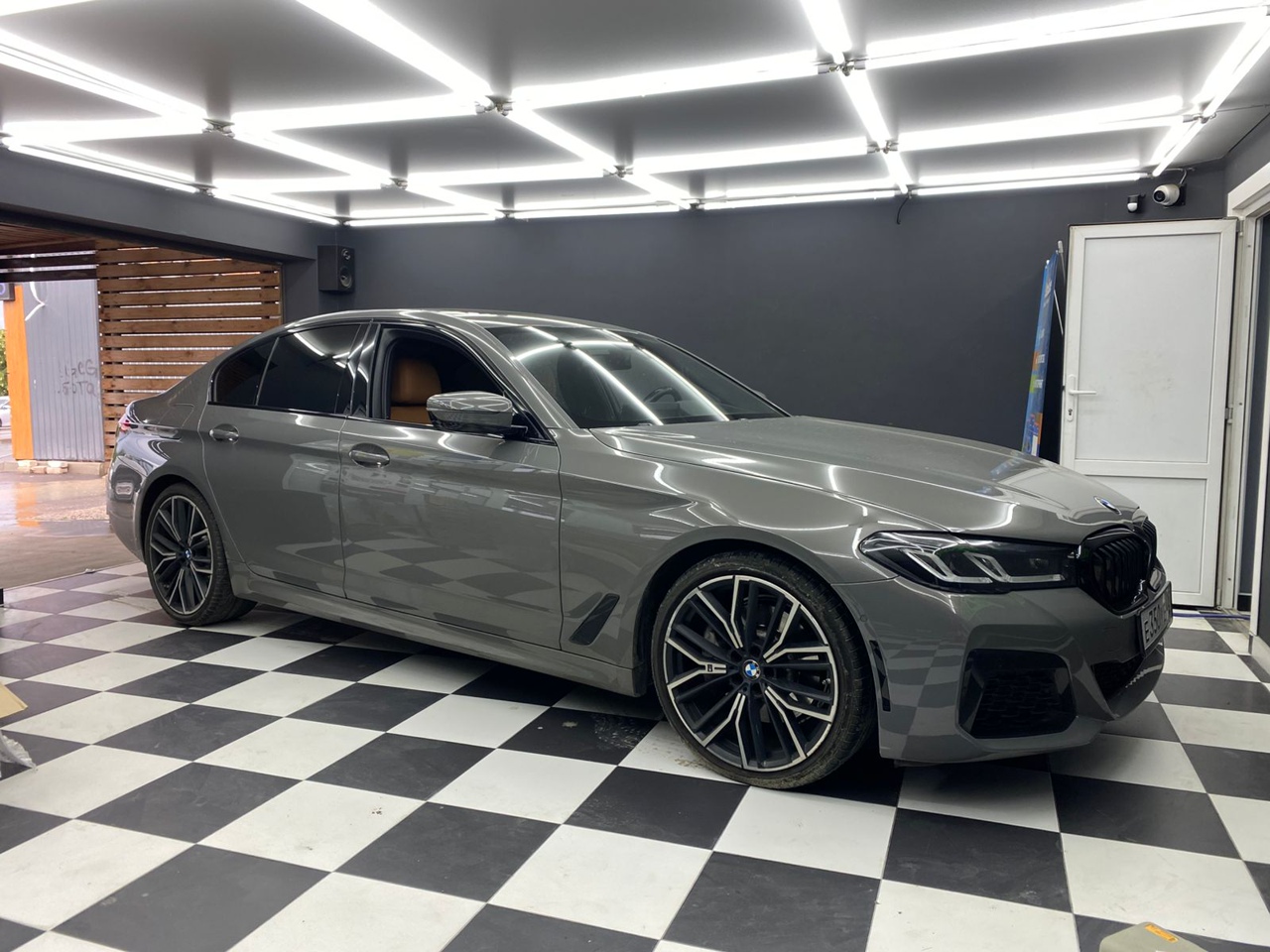 Установка сабвуферного звена в коробе стелс в автомобиль BMW 5 G30