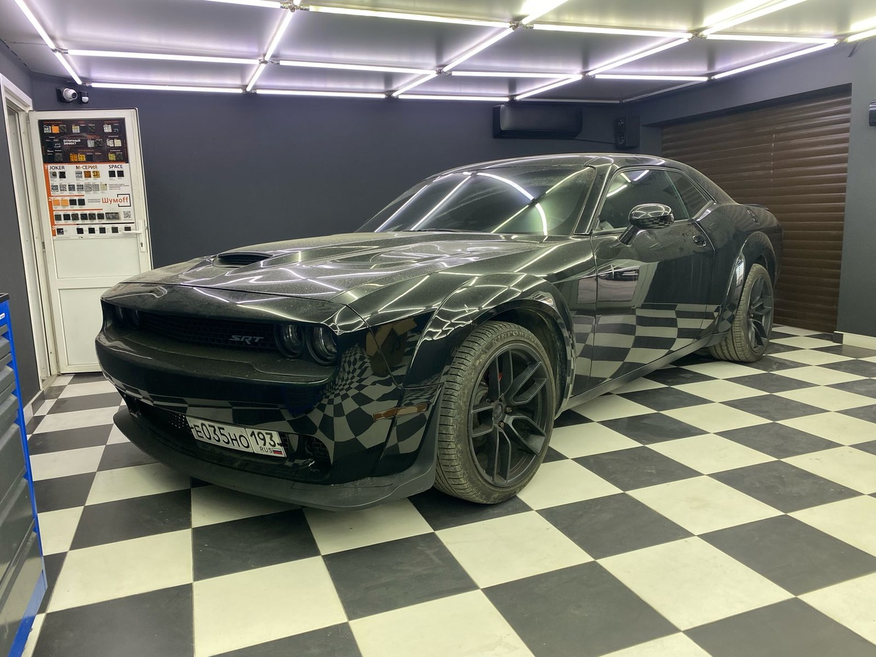 Установка аудио системы в автомобиле Dodge Challenger SRT