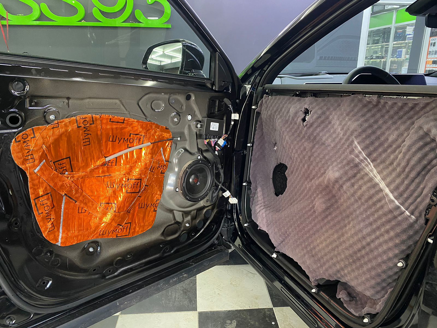 Установка аудио системы и шумоизоляция дверей в автомобиле Exeed RX