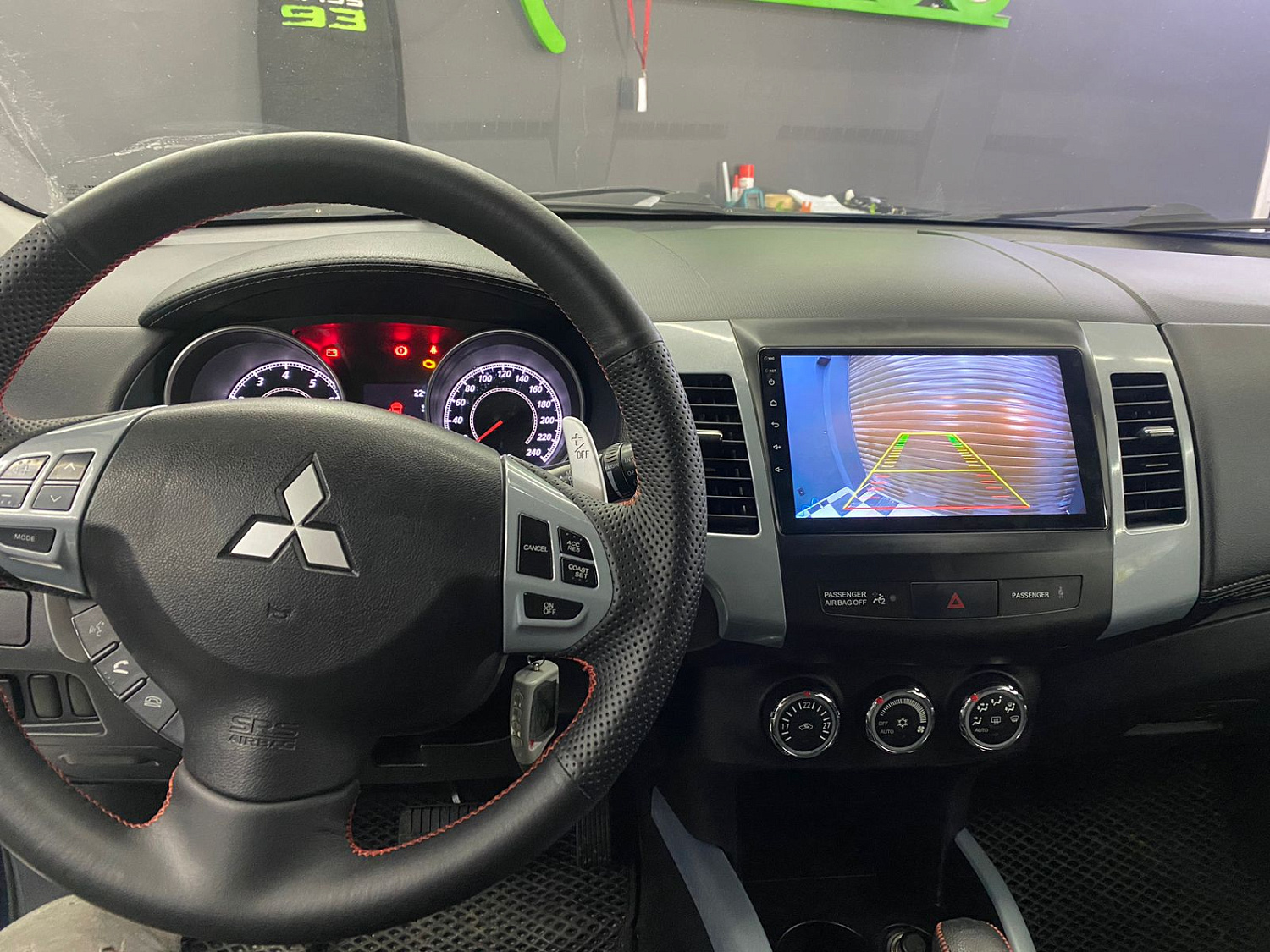 Замена штатной магнитолы на головное устройство Android от компании Teyes CC3 4/32Gb в Mitsubishi Outlander