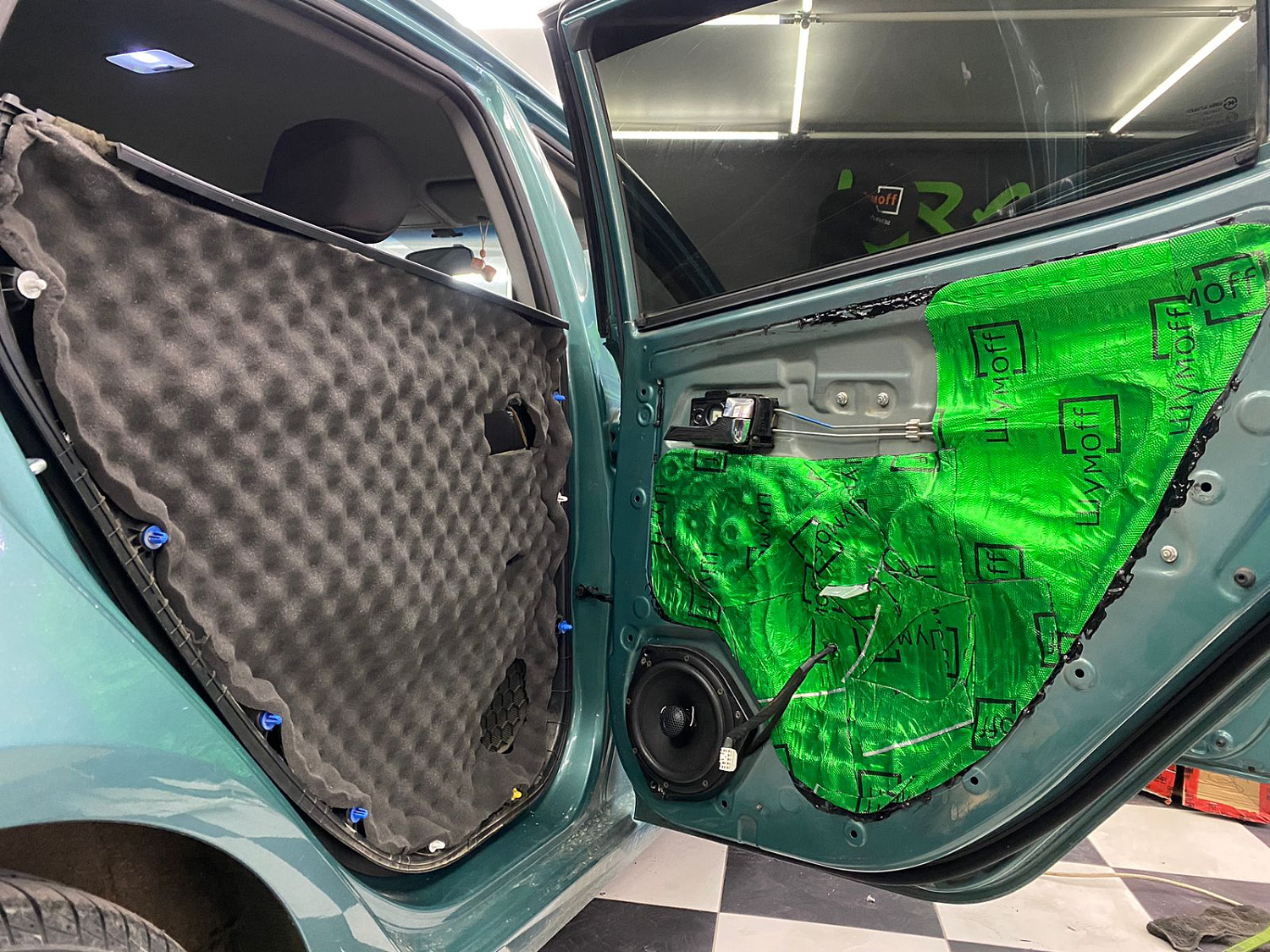 Установка аудио системы, шумоизоляция дверей в автомобиле Kia Rio