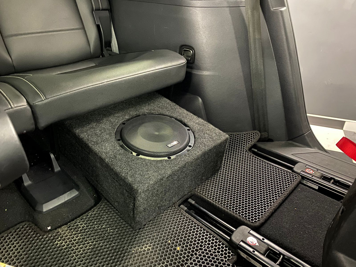 Установка аудио системы и шумоизоляция дверей в автомобиле Volkswagen Teramont