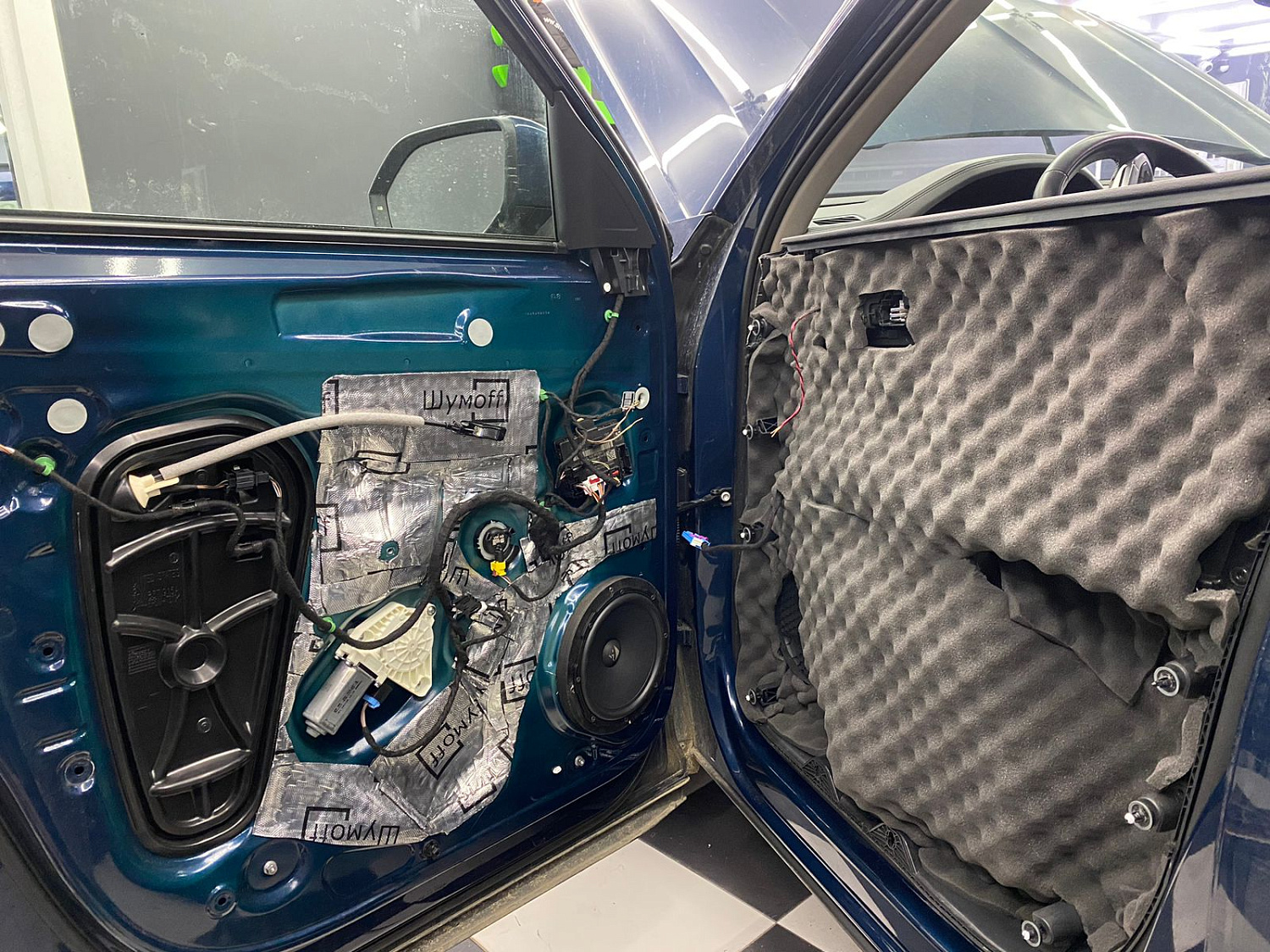 Установка аудио системы и шумоизоляция дверей в автомобиле Volkswagen Teramont