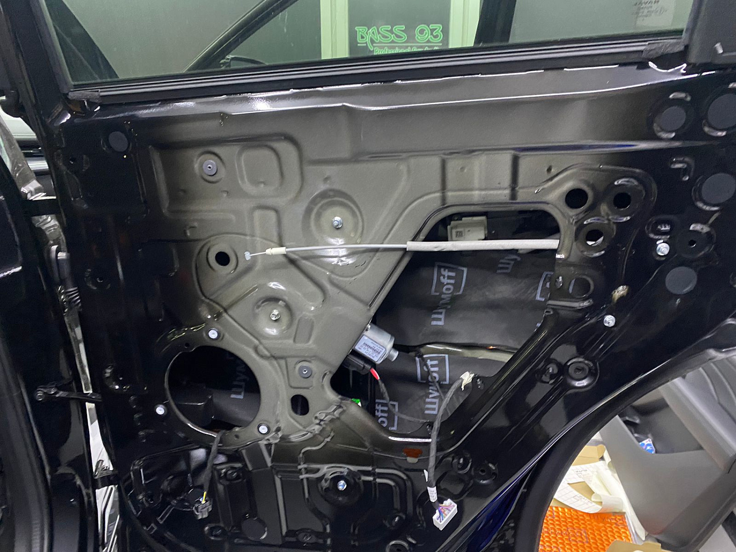 Установка аудио системы и шумоизоляция дверей в автомобиле Exeed RX