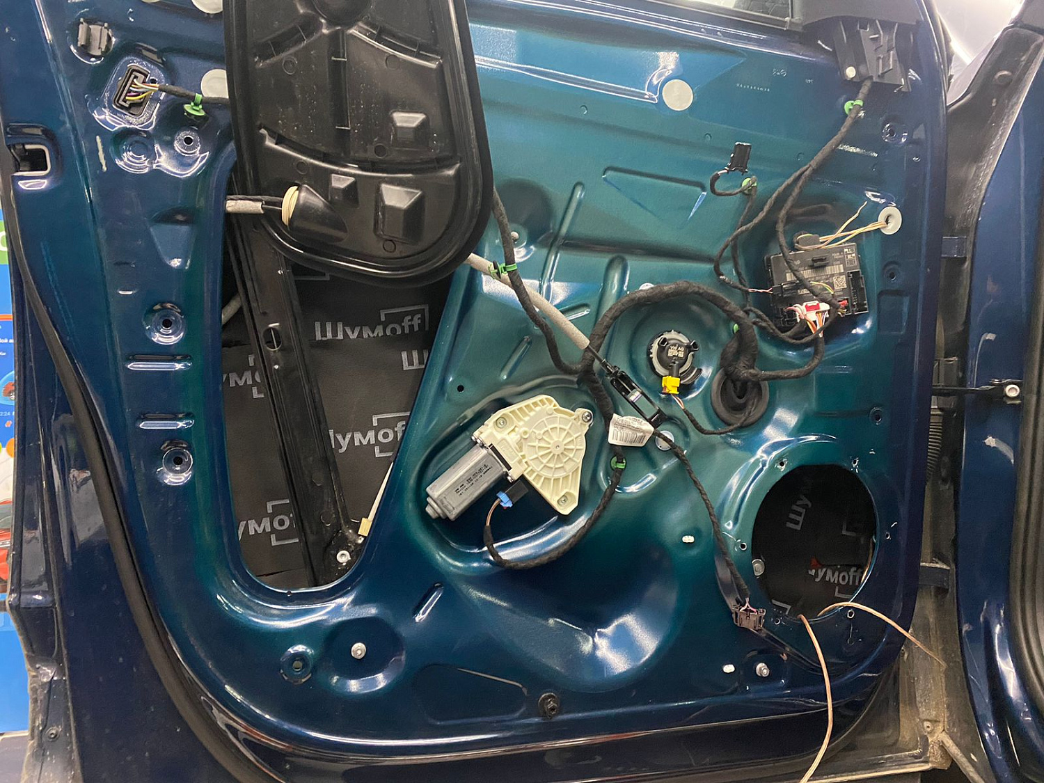 Установка аудио системы и шумоизоляция дверей в автомобиле Volkswagen Teramont