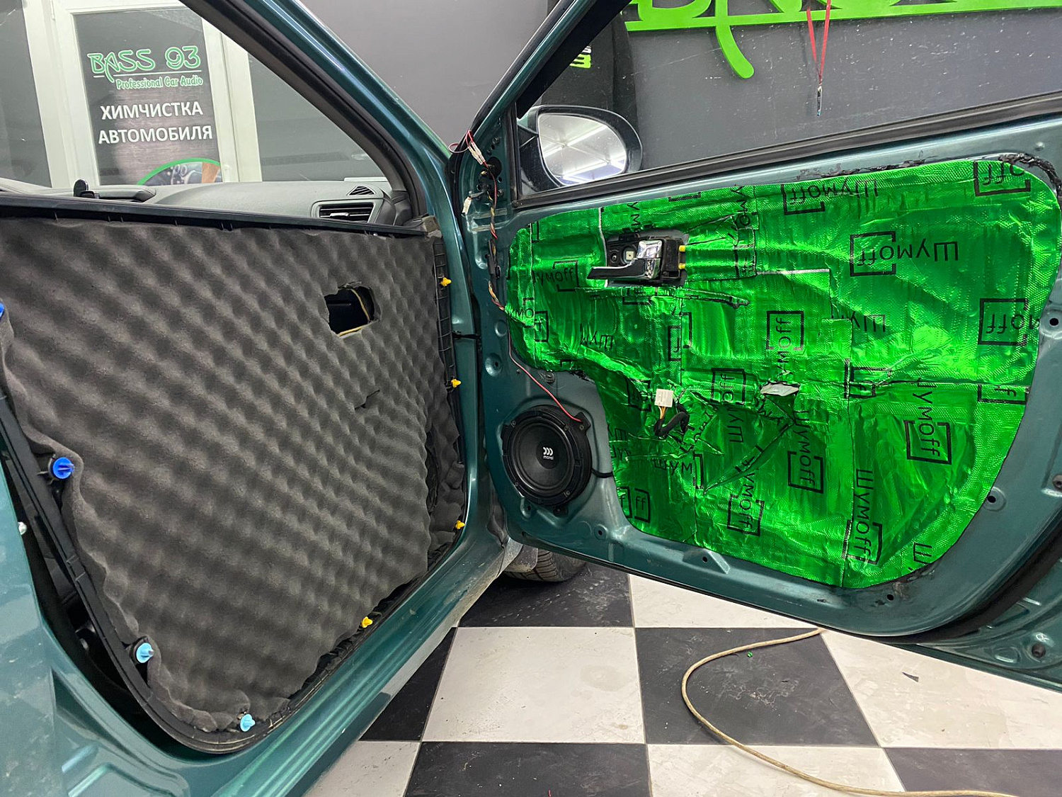 Установка аудио системы, шумоизоляция дверей в автомобиле Kia Rio