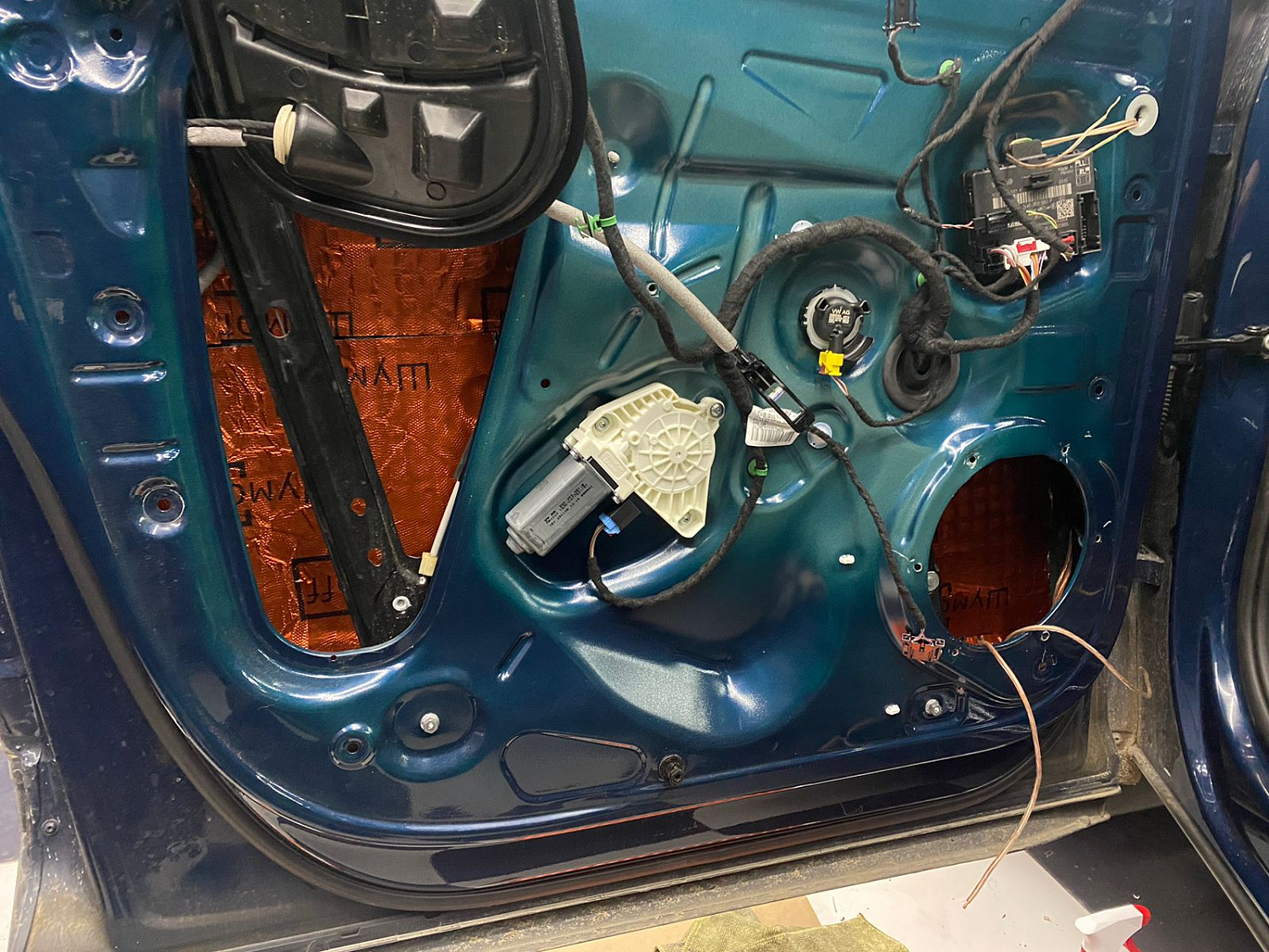 Установка аудио системы и шумоизоляция дверей в автомобиле Volkswagen Teramont