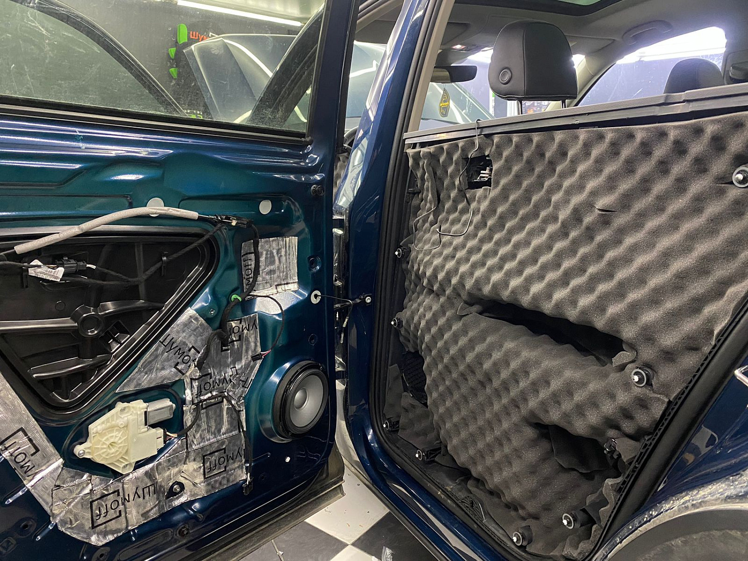 Установка аудио системы и шумоизоляция дверей в автомобиле Volkswagen Teramont