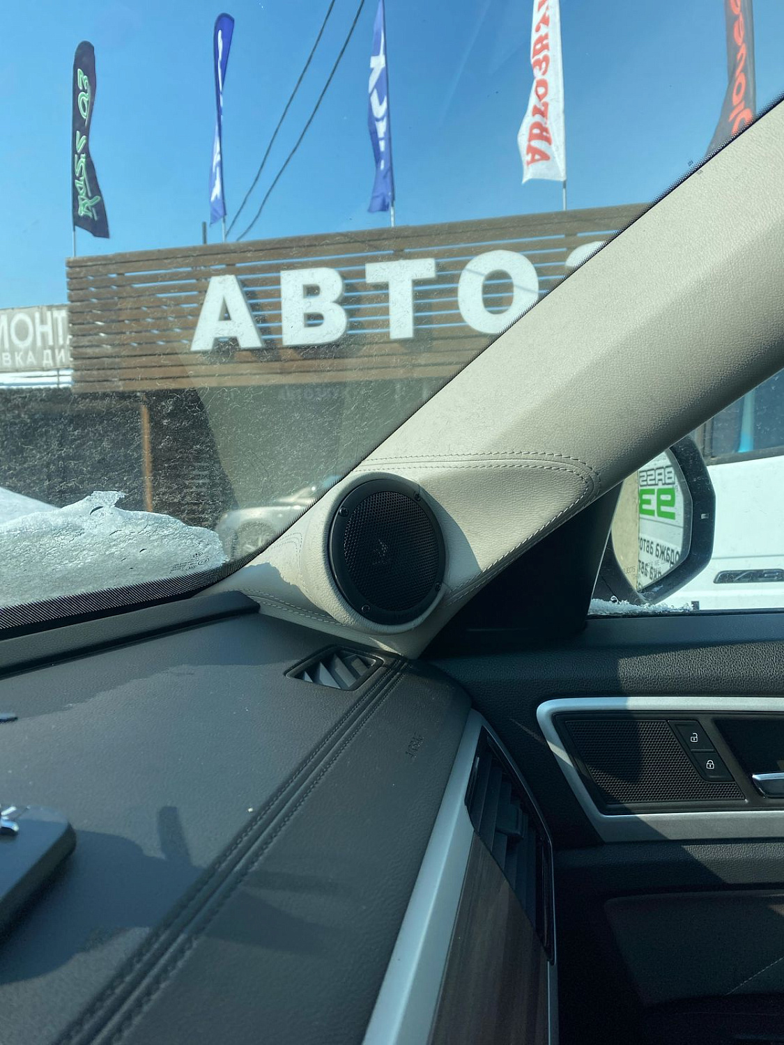 Установка аудио системы и шумоизоляция дверей в автомобиле Volkswagen Teramont