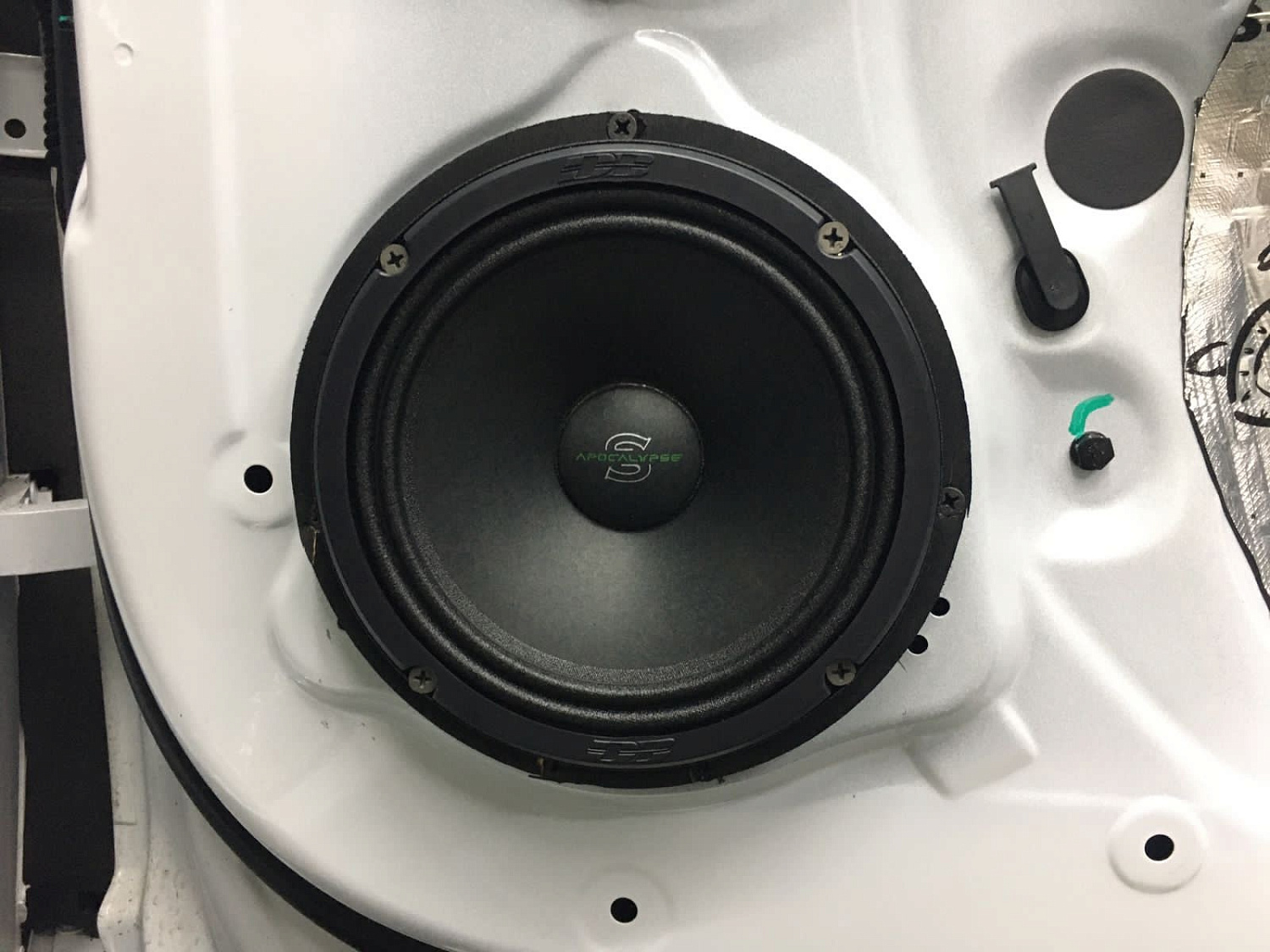 Установка аудио системы в автомобиль Geely Tugella