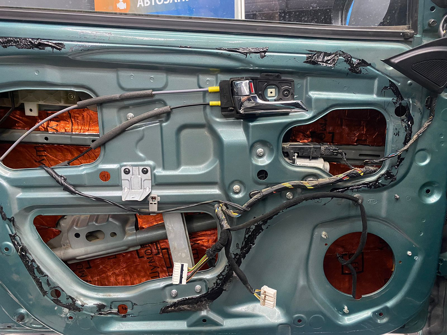 Установка аудио системы, шумоизоляция дверей в автомобиле Kia Rio