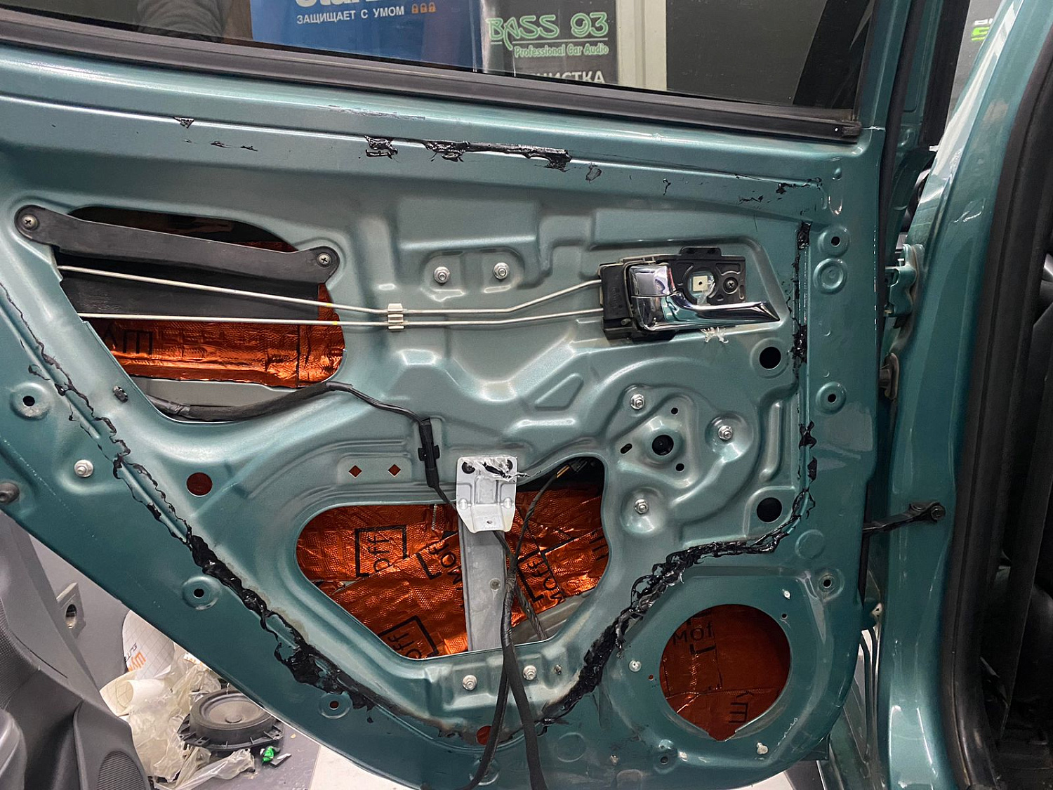 Установка аудио системы, шумоизоляция дверей в автомобиле Kia Rio